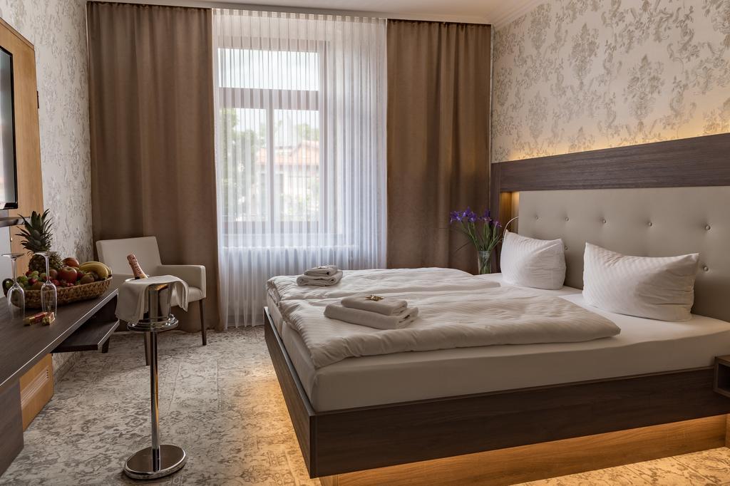 Hotel Schwarzer Adler Тангермюнде Экстерьер фото